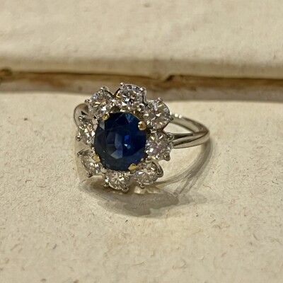 Bague Marguerite en or blanc et or jaune, saphir de taille ovale de 1,60 carat et diamants pour 1,20 carat