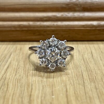 Bague Marguerite en or blanc, diamant central de 0,40 carat et diamants pour 0,80 carat