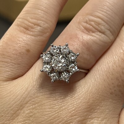 Bague Marguerite en or blanc, diamant central de 0,40 carat et diamants pour 0,80 carat