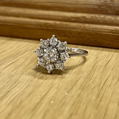 Bague Marguerite en or blanc, diamant central de 0,40 carat et diamants pour 0,80 carat