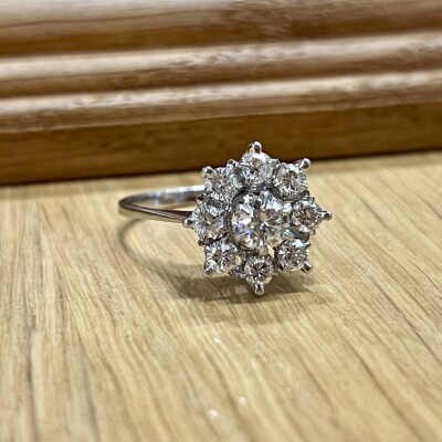 Bague Marguerite en or blanc, diamant central de 0,40 carat et diamants pour 0,80 carat