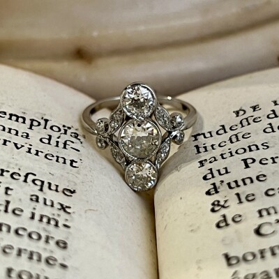 Bague Art Déco en platine, diamant central de taille ancienne de 0,75 carat et diamants de taille ancienne de 0,70 carat vers 1930