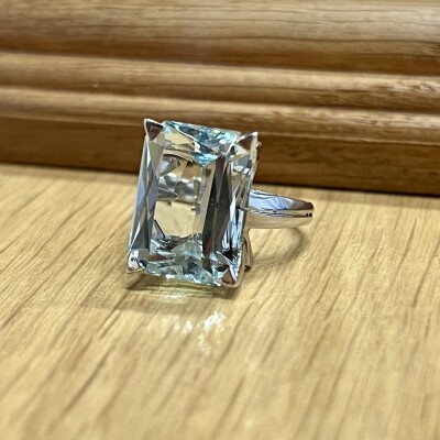 Bague en or blanc et aigue-marine de taille émeraude de 12 carats