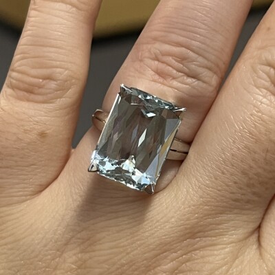 Bague en or blanc et aigue-marine de taille émeraude de 12 carats