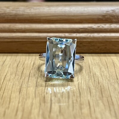 Bague en or blanc et aigue-marine de taille émeraude de 12 carats