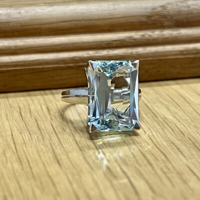 Bague en or blanc et aigue-marine de taille émeraude de 12 carats