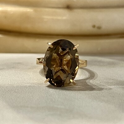 Bague en or rose et quartz fumé de taille ovale de 7 carats