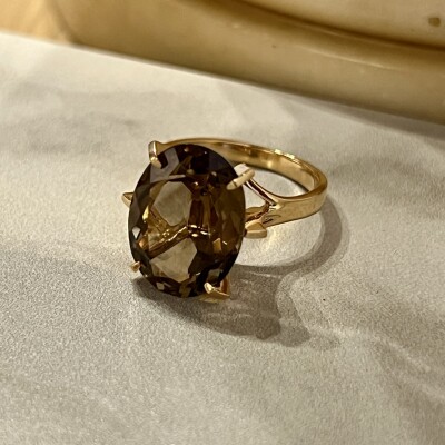 Bague en or rose et quartz fumé de taille ovale de 7 carats