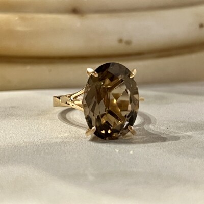 Bague en or rose et quartz fumé de taille ovale de 7 carats