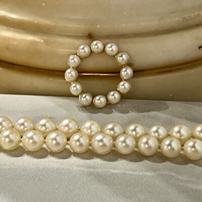 Sautoir en perles de culture d’Akoya, broche en or jaune et perles de culture d’Akoya