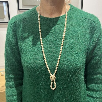 Sautoir en perles de culture d’Akoya, broche en or jaune et perles de culture d’Akoya