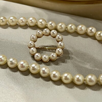 Sautoir en perles de culture d’Akoya, broche en or jaune et perles de culture d’Akoya