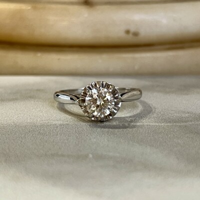 Solitaire en or blanc, platine et diamant de 0,85 carat blanc H SI