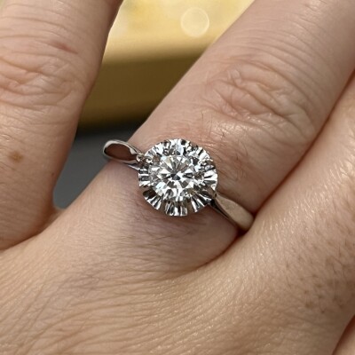 Solitaire en or blanc, platine et diamant de 0,85 carat blanc H SI