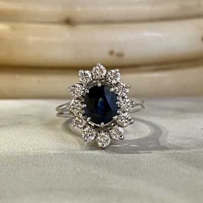 Bague Marguerite en or blanc, saphir de taille ovale de 1,90 carat et diamants pour 1,60 carat