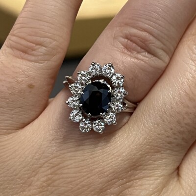Bague Marguerite en or blanc, saphir de taille ovale de 1,90 carat et diamants pour 1,60 carat