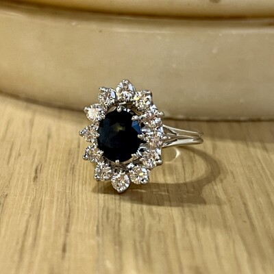 Bague Marguerite en or blanc, saphir de taille ovale de 1,90 carat et diamants pour 1,60 carat