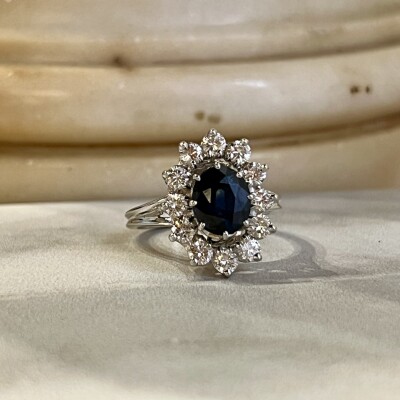 Bague Marguerite en or blanc, saphir de taille ovale de 1,90 carat et diamants pour 1,60 carat