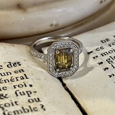 Bague Art Déco en or blanc, saphir jaune non chauffé de taille émeraude de 2,03 carats et diamants pour 0,42 carat