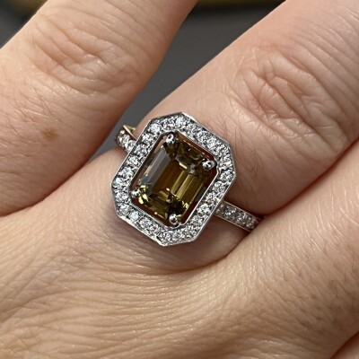 Bague Art Déco en or blanc, saphir jaune non chauffé de taille émeraude de 2,03 carats et diamants pour 0,42 carat