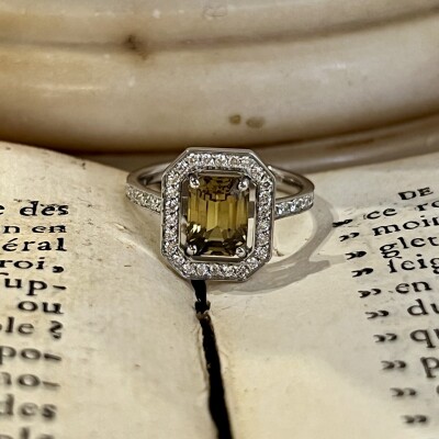 Bague Art Déco en or blanc, saphir jaune non chauffé de taille émeraude de 2,03 carats et diamants pour 0,42 carat