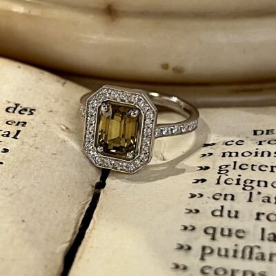 Bague Art Déco en or blanc, saphir jaune non chauffé de taille émeraude de 2,03 carats et diamants pour 0,42 carat