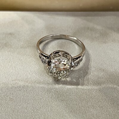 Solitaire en or blanc, platine et diamant de 1,75 carat et diamants 8x8