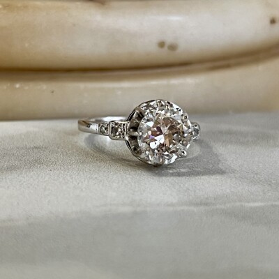 Solitaire en or blanc, platine et diamant de 1,75 carat et diamants 8x8