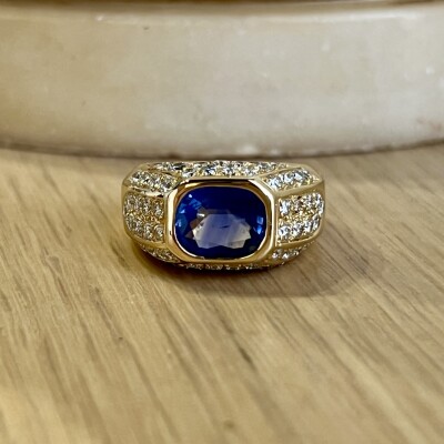 Bague Dôme en or jaune, saphir de 2 carats et diamants pour 1 carat