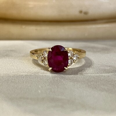 Bague en or jaune, rubis de taille ovale de 2,07 carats et diamants