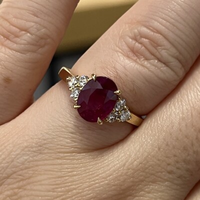 Bague en or jaune, rubis de taille ovale de 2,07 carats et diamants