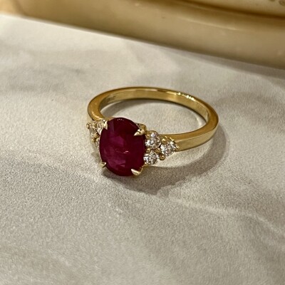 Bague en or jaune, rubis de taille ovale de 2,07 carats et diamants