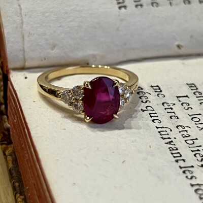 Bague en or jaune, rubis de taille ovale de 2,07 carats et diamants