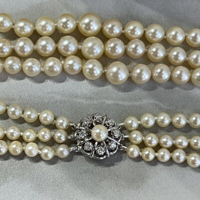 Collier 3 rangs en perles de culture. Fermoir Fleur en or blanc, perle et diamants