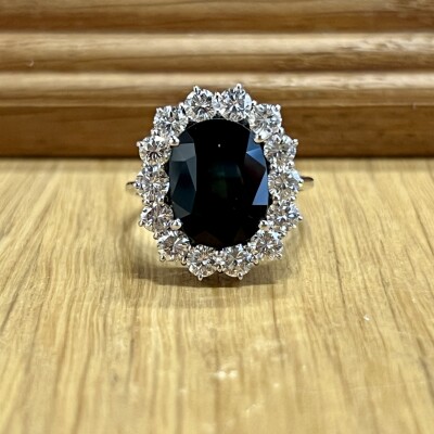 Bague Marguerite en or blanc, saphir de taille ovale de 6 carats et diamants pour 2 carats