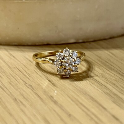 Bague Marguerite en or jaune, diamant central de 0,15 carat et diamants pour 0,40 carat