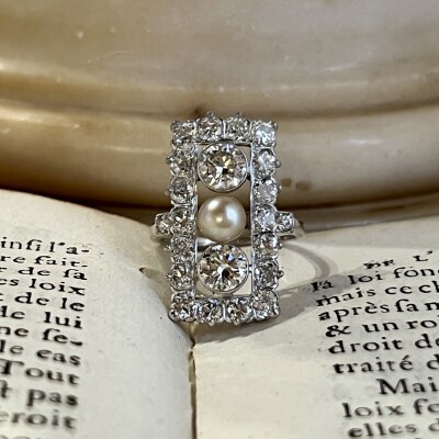 Bague en or blanc, platine, perle, diamants de taille ancienne pour 1,50 carat et diamants de taille ancienne pour 1,80 carat