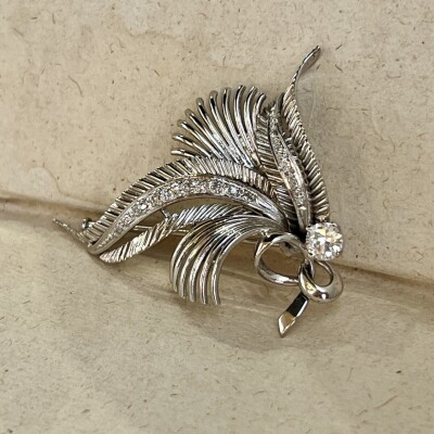 Broche Feuille en or blanc, platine, diamant de taille ancienne de 0,50 carat et diamants pour 0,30 carat