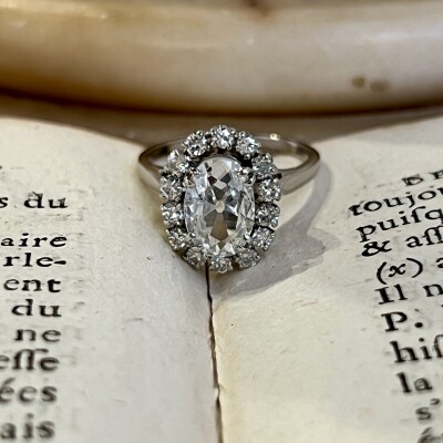 Bague Marguerite en or blanc, diamant ovale de taille ancienne de 1 carat et diamants pour 0,60 carat
