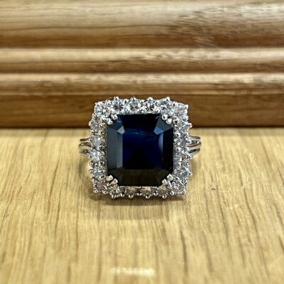 Bague Marguerite en or blanc, saphir de 4,70 carats et diamants pour 1 carat