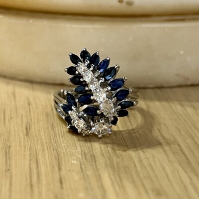 Bague en or blanc, saphirs de taille marquise pour 0,90 carat et diamants pour 0,70 carat