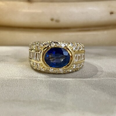 Bague Dôme en or jaune, saphir ovale de 2,25 carats, diamants de taille baguette pour 0,90 carat et diamants pour 0,75 carat