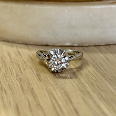 Solitaire en or blanc et diamant de 0,50 carat extra blanc F VS