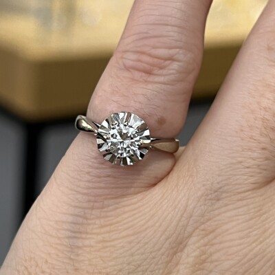 Solitaire en or blanc et diamant de 0,50 carat extra blanc F VS