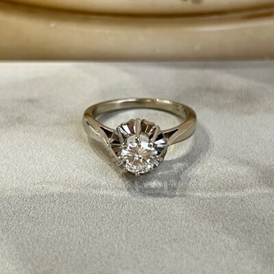 Solitaire en or blanc et diamant de 0,50 carat extra blanc F VS