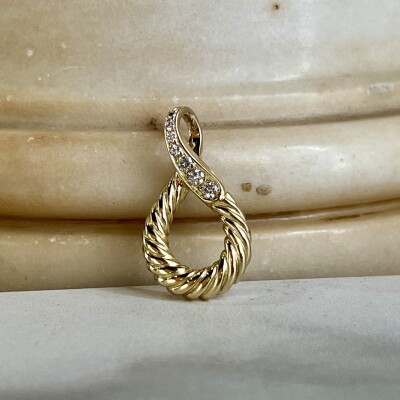 Pendentif Goutte en or jaune de 3 grammes et diamants pour 0,12 carat