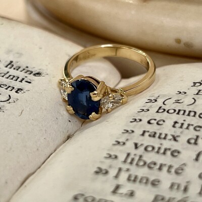 Bague en or jaune, saphir de taille ovale de 2 carats et diamants de taille poire pour 0,80 carat