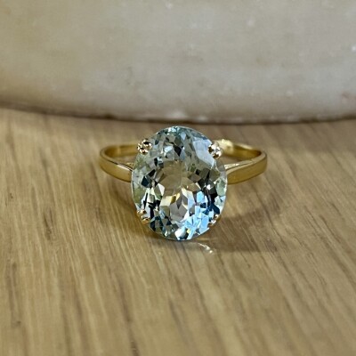 Bague en or jaune et aigue-marine de taille ovale de 4,80 carats