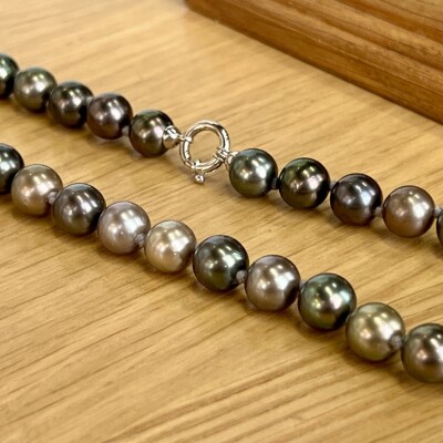 Collier en perles de Tahiti diamètre de 9,5 - 10 mm. Fermoir en or blanc