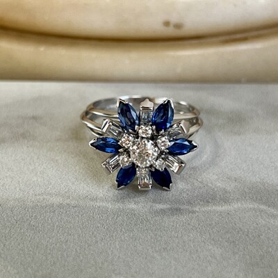 Bague Fleur en or blanc, saphirs de taille marquise pour 1 carat, diamants baguettes pour 0,20 carat et diamants de taille ancienne pour 0,11 carat
